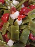 Insalata estiva taccole pomodorini e mozzarella