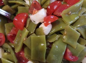 Foto di Insalata estiva taccole pomodorini e mozzarella