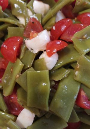 Foto di Insalata estiva taccole pomodorini e mozzarella