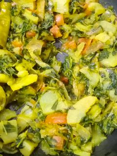लहान मेथीची भाजी (methichi bhaji recipe in marathi) रेसिपी चे मुख्य फोटो