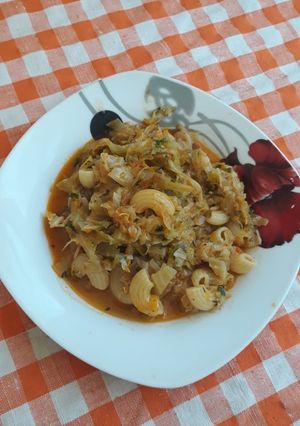 O poză a rețetei Varză călită cu legume și macaroane.