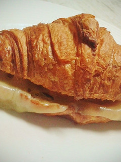 Una foto de Croissant de sobrasada y queso