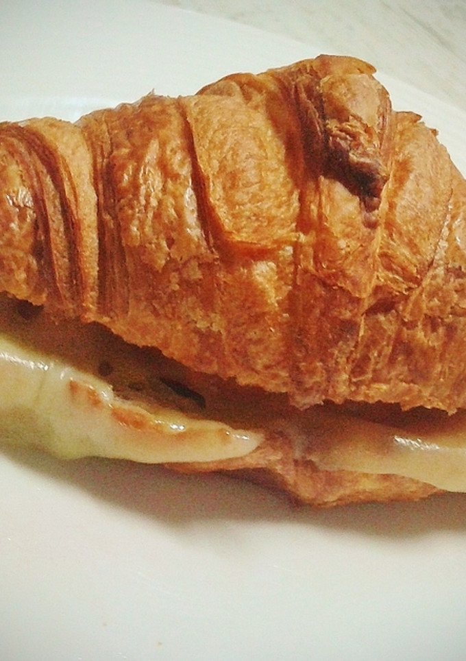 Una foto de Croissant de sobrasada y queso