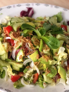 Una foto de Ensalada con cebolla crujiente