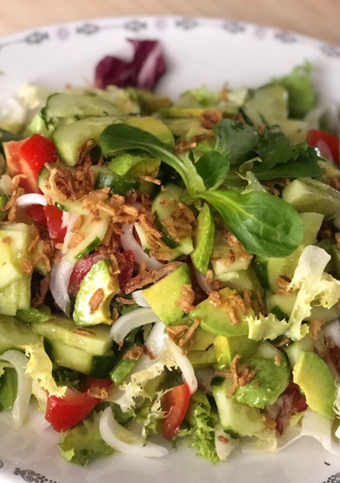 Una foto de Ensalada con cebolla crujiente