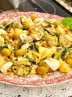 Una foto de Ensalada de patatas, calabacín y atún en escabeche