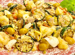 Foto principal de Ensalada de patatas, calabacín y atún en escabeche