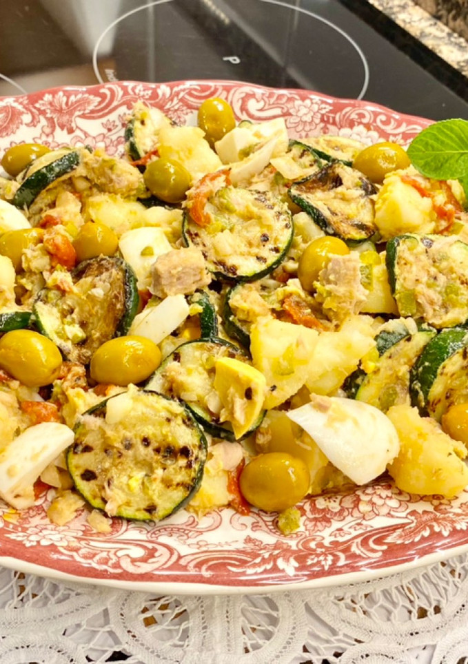 Una foto de Ensalada de patatas, calabacín y atún en escabeche