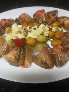 Una foto de Ensalada de tomate y queso con semillas de girasol