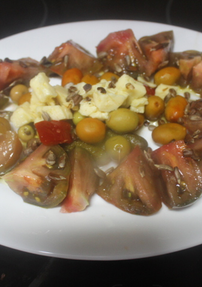 Una foto de Ensalada de tomate y queso con semillas de girasol