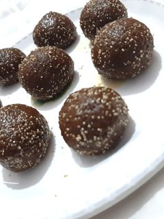 સુંઠ લાડુ રેસીપી મુખ્ય ફોટો