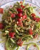 Spaghetti di zucchine con pesto di cannellini e avocado
