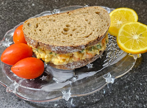 صورة لوصفة سندويتش الحمص والطماطم بطعم الاوريجانو سندويتش نباتي(vegan sandwich)