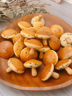 萌萌的「香菇鬆餅」蜂蜜滋味可愛又可口。 的食譜成品照片