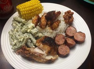 Una foto de Asada Mix con Arroz Blanco Habichuelas, Maíz Tierno & Frijoles Dulces