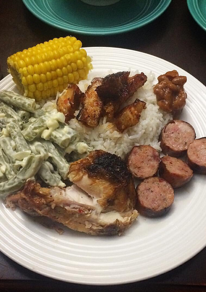 Una foto de Asada Mix con Arroz Blanco Habichuelas, Maíz Tierno & Frijoles Dulces