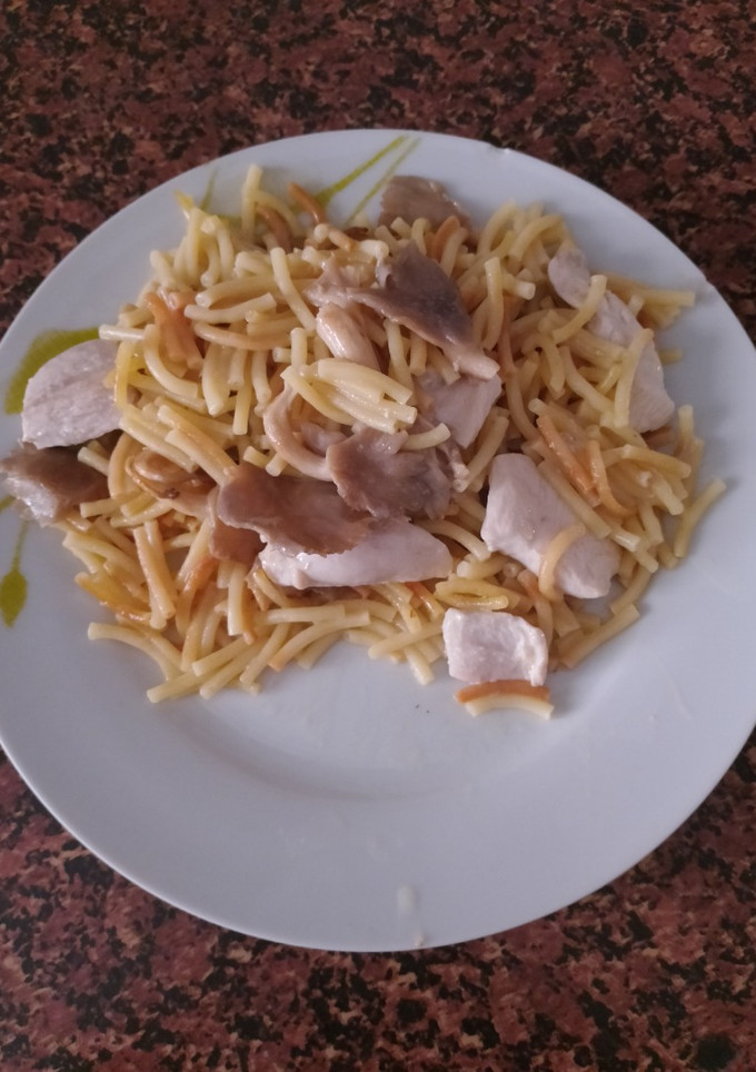 Una foto de Fideos con Pollo y Setas
