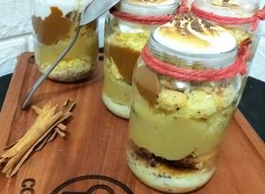 Una foto de Torta tres leches en vasos
