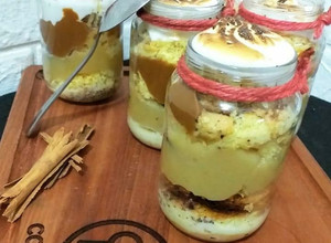 Una foto de Torta tres leches en vasos