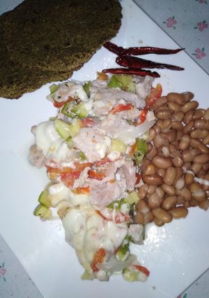 Una foto de Puerco con calabacitas y queso