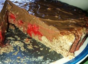 Una foto de Tarta con crema de chocolate y frutillas