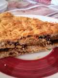Crostata semintegrale ripiena di marmellata e noci