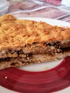 Foto di Crostata semintegrale ripiena di marmellata e noci