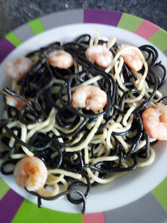 Una foto de Spaghetti, blanco y negro, del mar