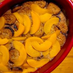 A picture of Cookies and peaches pudding.