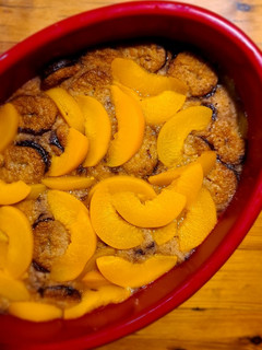 A picture of Cookies and peaches pudding.