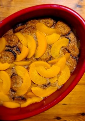 A picture of Cookies and peaches pudding.