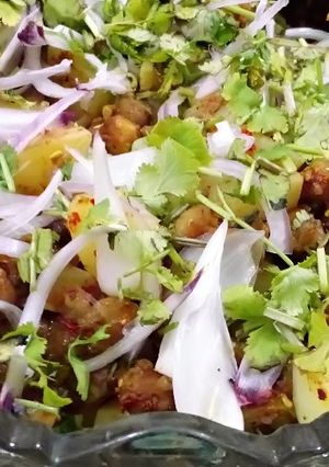 A picture of White chana chaat.