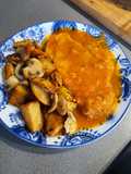 Filetes de cerdo en salsa con salteado al ajillo