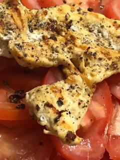 Una foto de Pechuga de pollo con jitomates. 100% libre de grasa