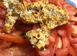 Una foto de Pechuga de pollo con jitomates. 100% libre de grasa
