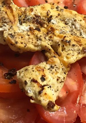 Una foto de Pechuga de pollo con jitomates. 100% libre de grasa