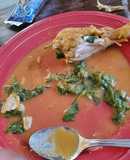 Piernas de pollo con espinacas en salsa de jitomate