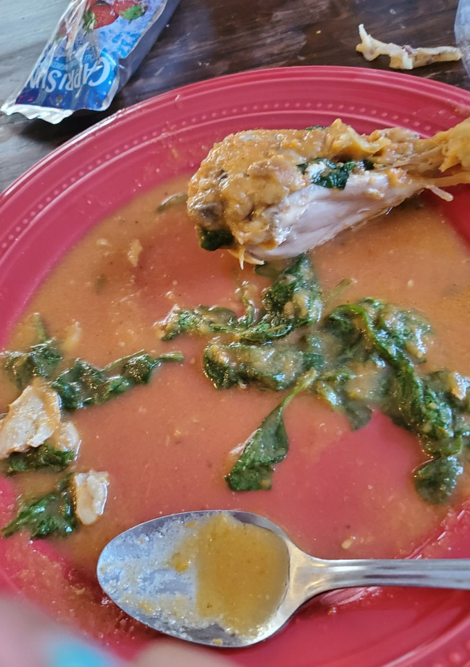 Una foto de Piernas de pollo con espinacas en salsa de jitomate