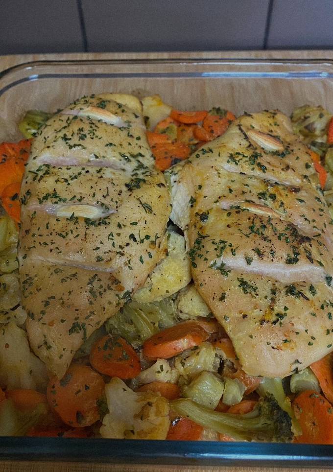 Запечена куряча грудка з овочами