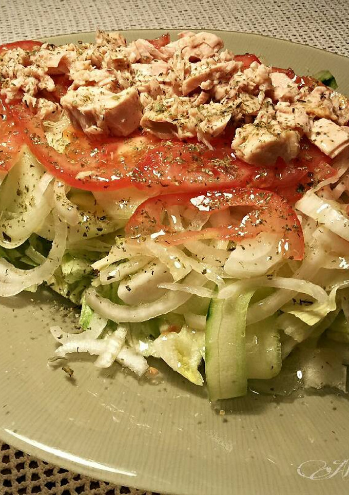 Una foto de Ensalada de laminados con atun blanco al natural