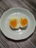 Telur rebus setengah matang