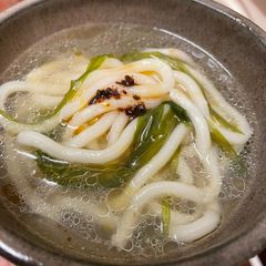 A picture of Hainanese chicken and udon noodle broth.