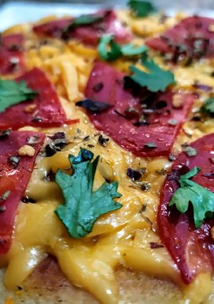 Una foto de PAN NAAN Con🍕Cheddar🧀 y Chorizo Español...!