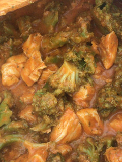 Una foto de Pollo con brócoli en salsa de curry