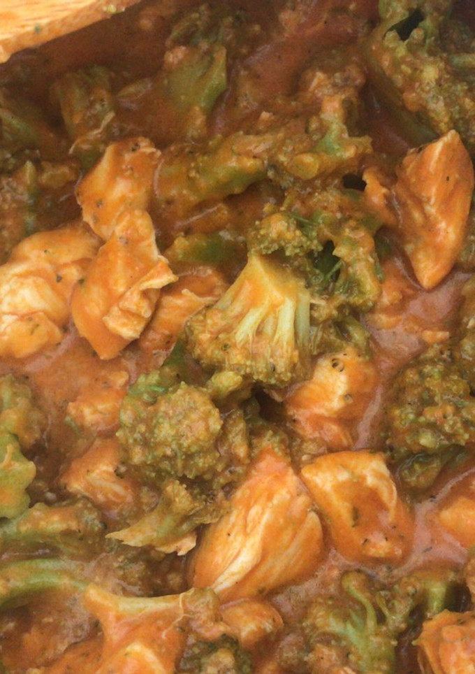 Una foto de Pollo con brócoli en salsa de curry