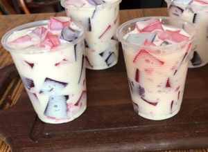 Una foto de Gelatina con crema, lechera & mosaico