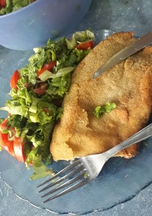 Una foto de Milanesa con ensalada