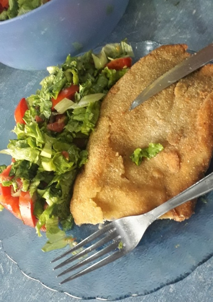 Una foto de Milanesa con ensalada
