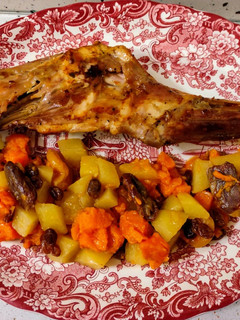 Una foto de Paletilla de cordero asada con salteado de patata, boniato y frutos secos