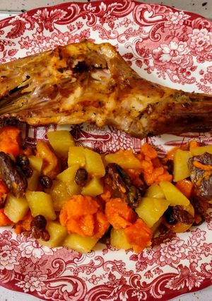 Una foto de Paletilla de cordero asada con salteado de patata, boniato y frutos secos